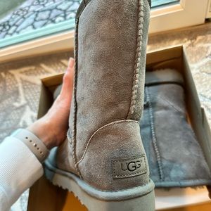 UGG Boots / Girls Size 6